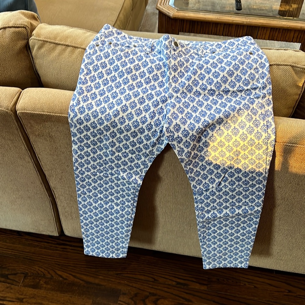 Vineyard Vines blue and white jeans.